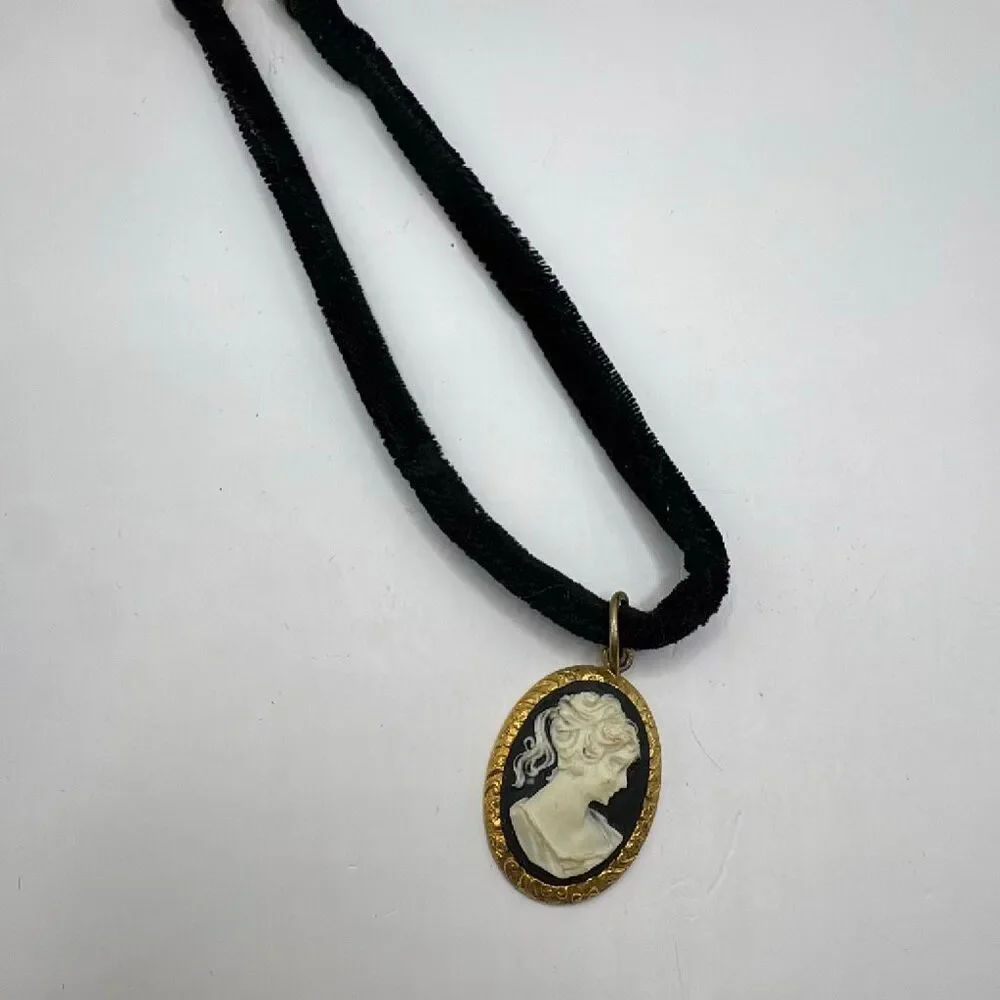 Vintage Don-Lin Signed Black Velvet Choker Necklace Lady Cameo Pendant 1980s